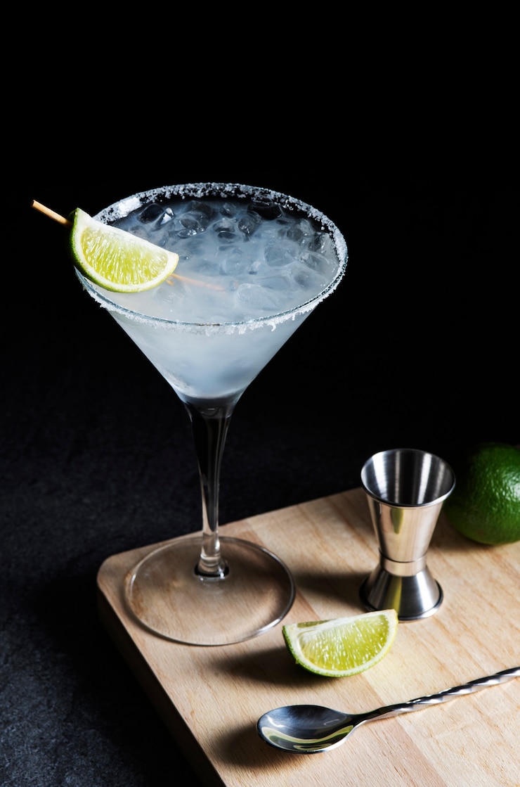 Foto gratuito cocktail daiquiri gustoso ad alto angolo