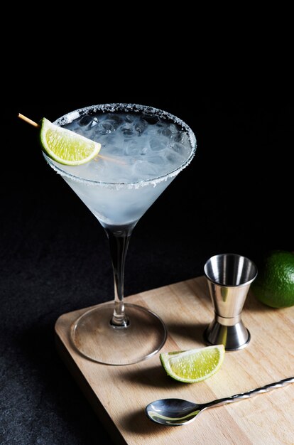 Cocktail daiquiri gustoso ad alto angolo