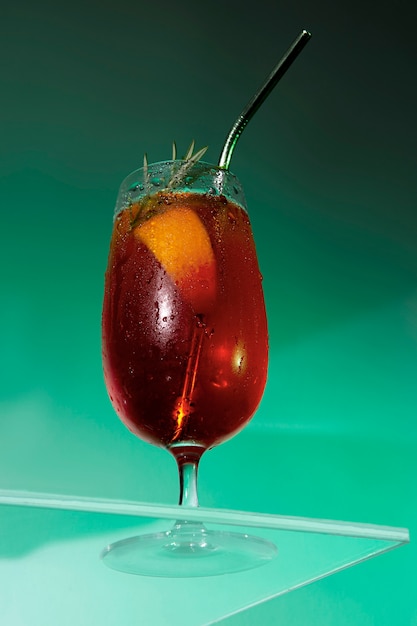 Cocktail delizioso ad angolo basso con erbe aromatiche