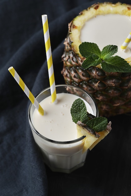 Cocktail di ananas con paglia. Bevanda tropicale
