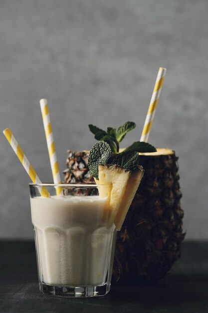 Cocktail di ananas con paglia. Bevanda tropicale