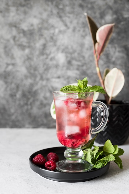 Cocktail di bevanda alcolica con lampone