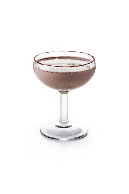 Cocktail di brandy Alexander isolato su priorità bassa bianca