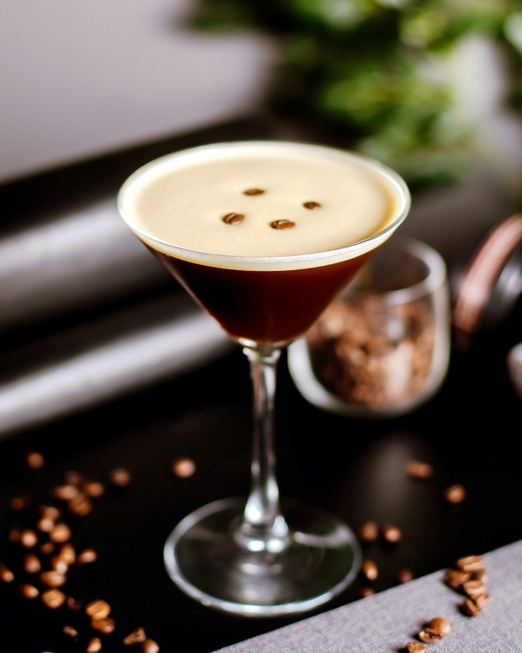 Foto gratuito cocktail di caffè decorato con chicchi di caffè