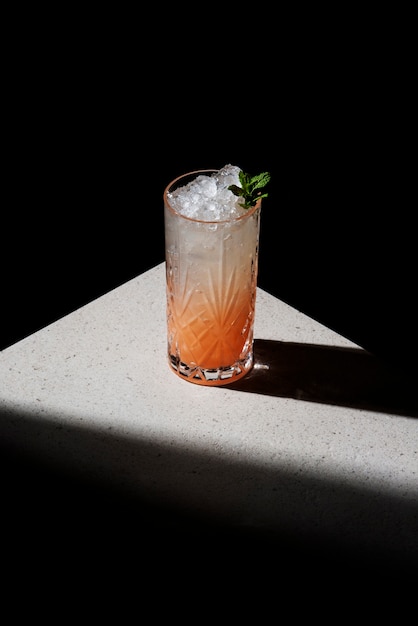 Cocktail di caipirinha delizioso ad alto angolo