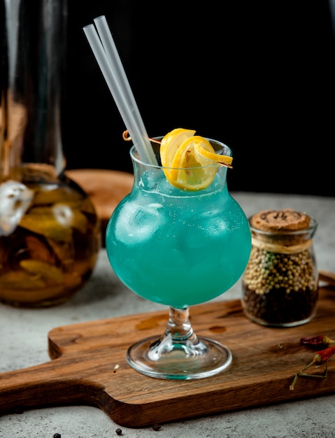 Cocktail di colore blu scuro sul tavolo