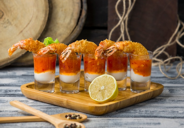 Cocktail di gamberi fritti ripieni di maionese e salsa di peperoncino dolce