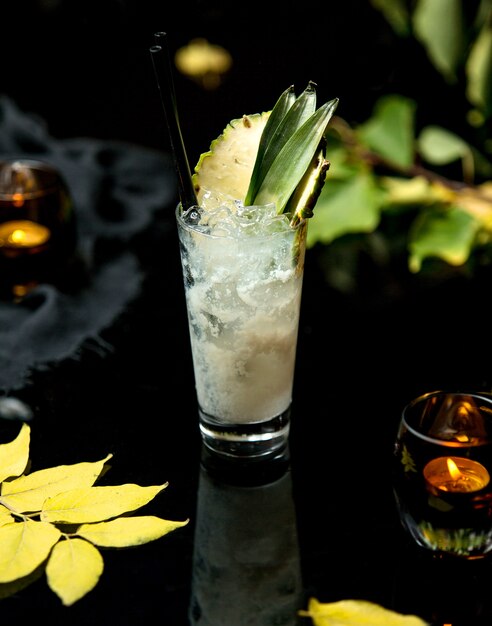 Cocktail di ghiaccio bianco con fetta di ananas