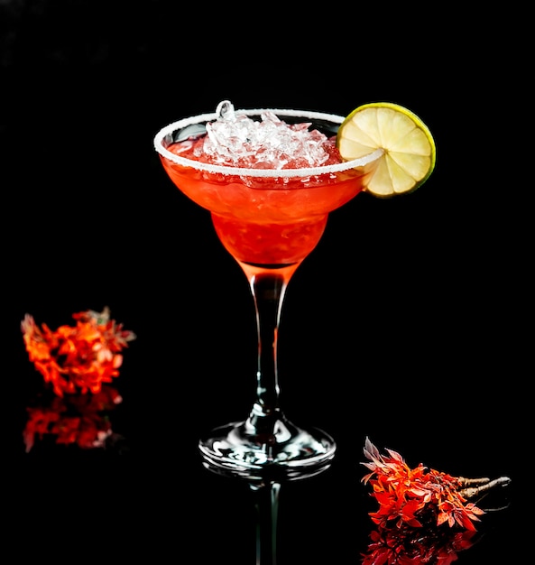 Cocktail di ghiaccio rosso sul tavolo