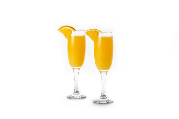 Cocktail di mimosa arancione isolato su sfondo bianco