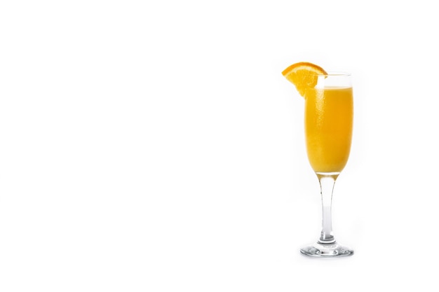 Cocktail di mimosa arancione isolato su sfondo bianco