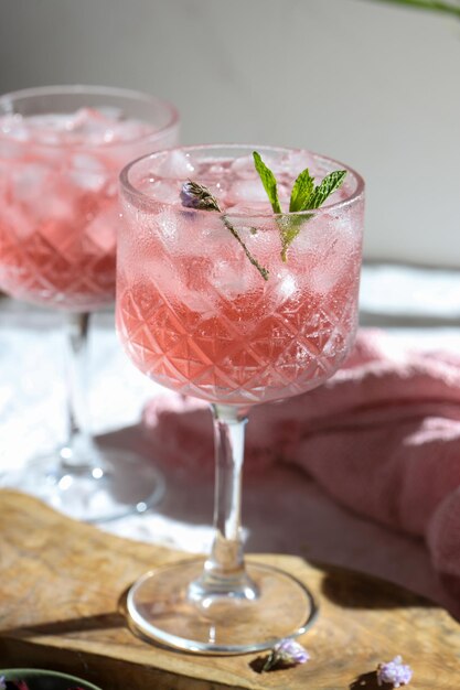 Cocktail di rose ghiacciate con menta verde