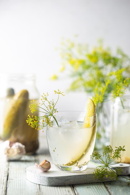 Cocktail di salamoia in un bicchiere