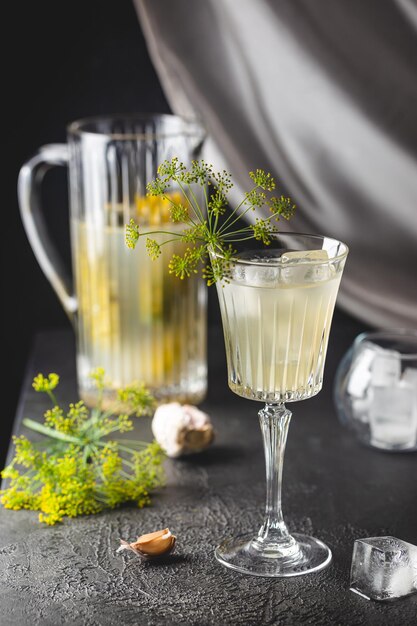 Cocktail di salamoia in un bicchiere