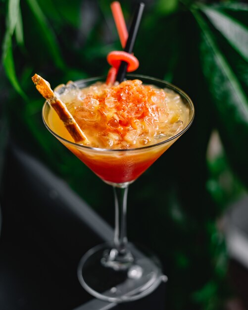 Cocktail di vista frontale con una fetta di arancia