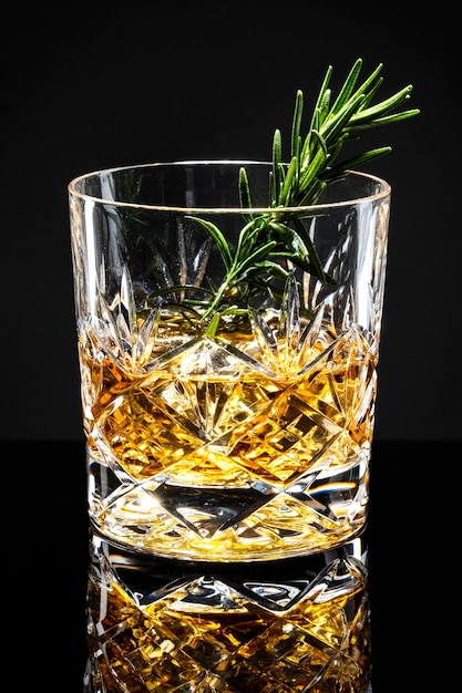 Cocktail di whisky vecchio stile al rosmarino