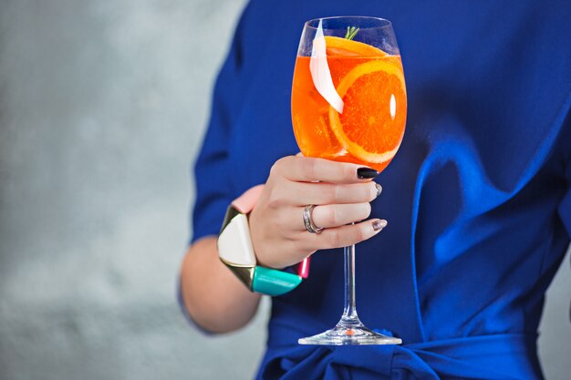 cocktail esotici e mani femminili