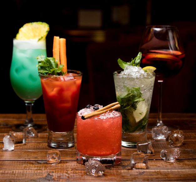 Cocktail freddi di diversi colori sul tavolo