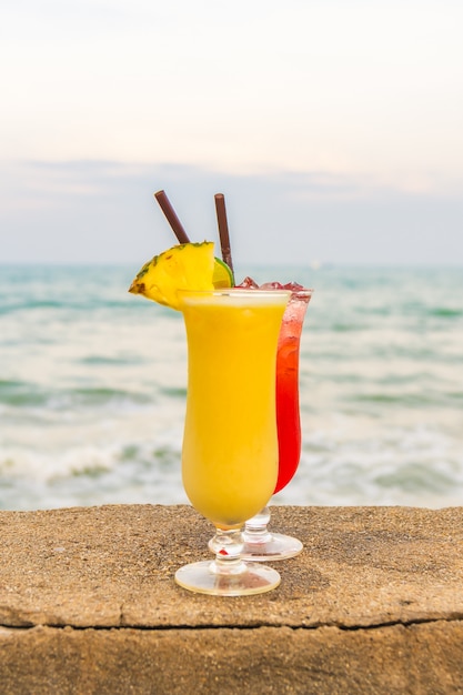 Cocktail ghiacciati bicchiere con mare e spiaggia