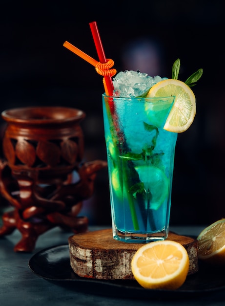 cocktail ghiacciato blu con fetta di limone