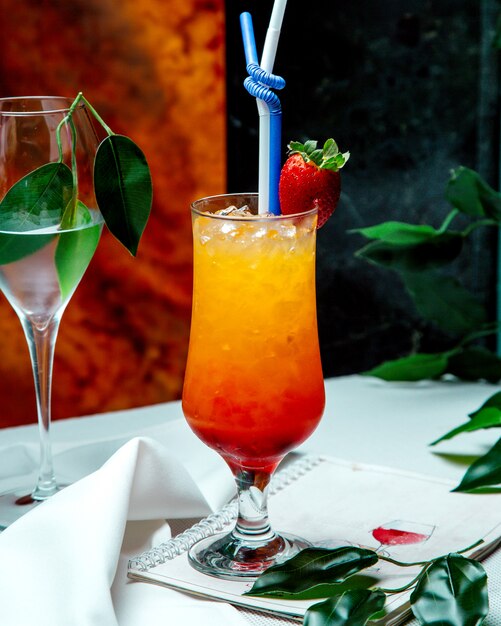 Cocktail ghiacciato di frutta sul tavolo