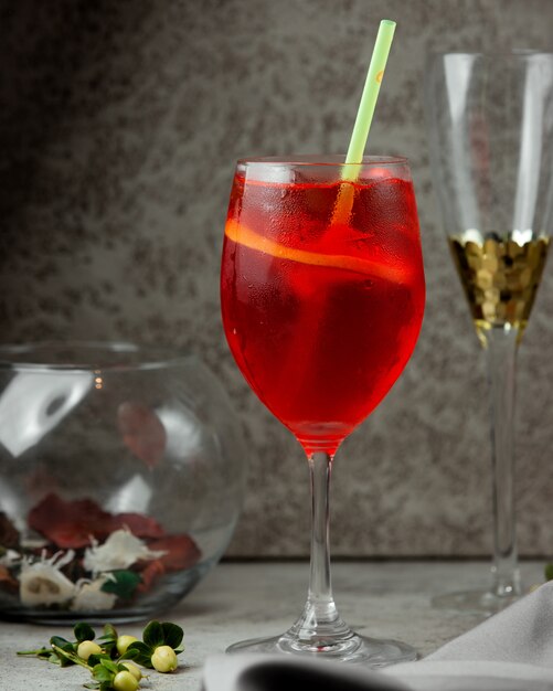 Cocktail ghiacciato rosso sul tavolo