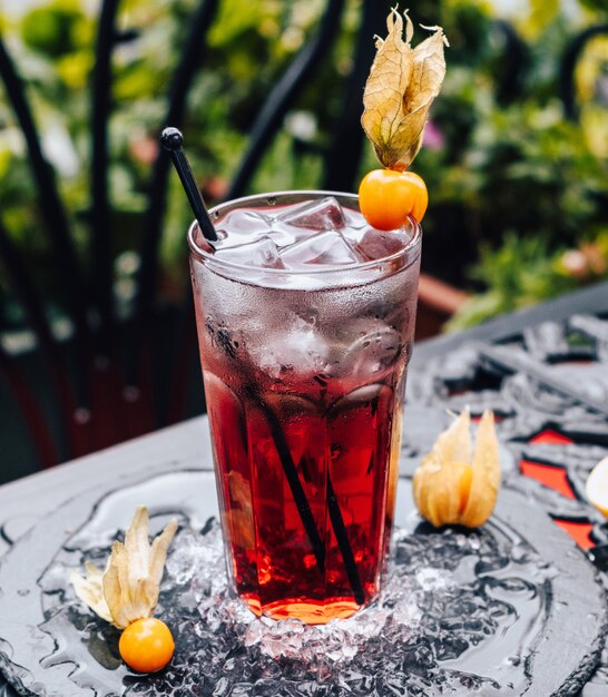 Cocktail ghiacciato rosso sul tavolo