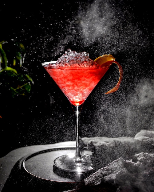 Cocktail ghiacciato rosso sul tavolo