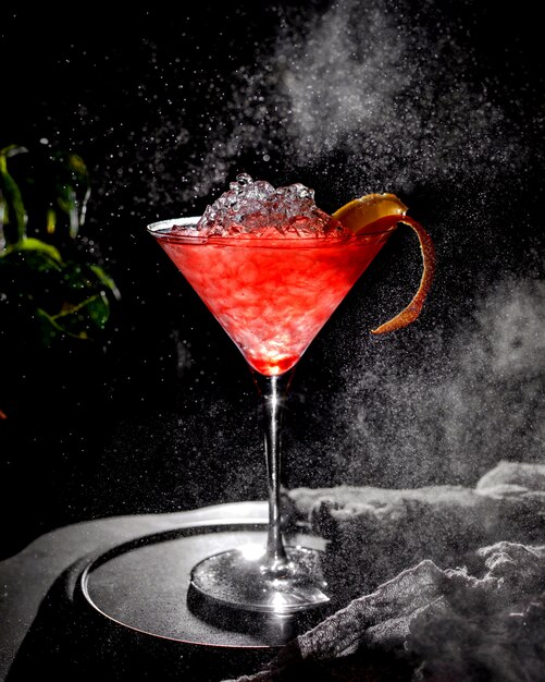 Cocktail ghiacciato rosso sul tavolo