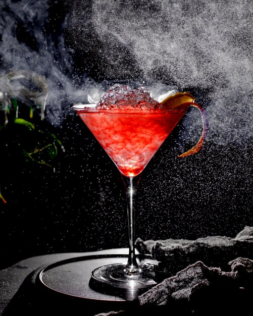 Cocktail ghiacciato rosso sul tavolo