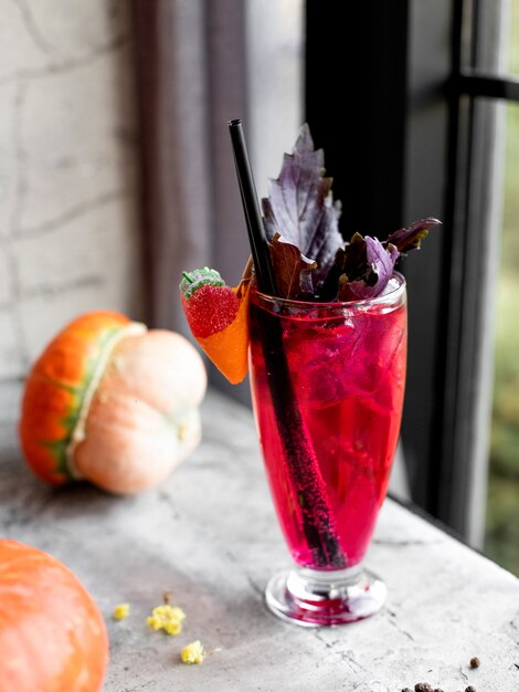 Cocktail ghiacciato viola con basilico