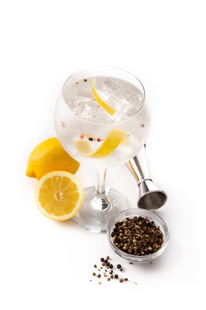 Cocktail gin tonic drink in un bicchiere isolato su sfondo bianco