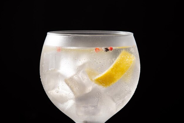 Cocktail gin tonic drink in un bicchiere su sfondo nero