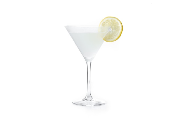 Cocktail martini goccia di limone isolato su sfondo bianco