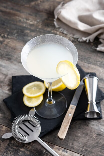 Cocktail martini goccia di limone sulla tavola di legno