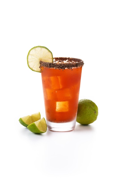 Cocktail michelada fatto in casa con succo di lime e birra con salsa calda Rim e succo di pomodoro isolati