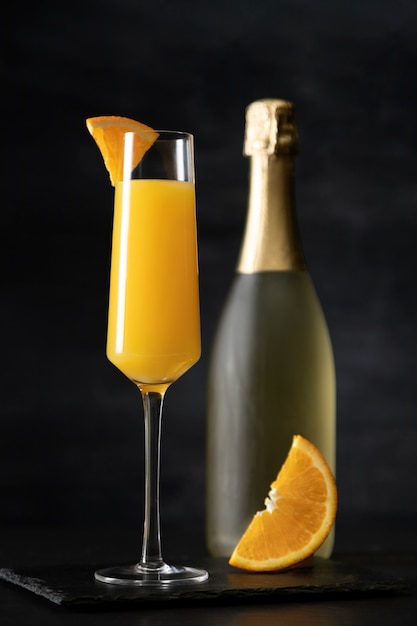 Cocktail Mimosa con sfondo scuro