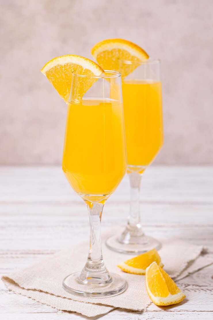 Foto gratuito cocktail rinfrescanti del primo piano pronti per essere serviti