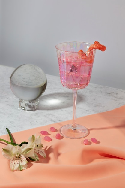 Cocktail rosa delizioso ad alto angolo