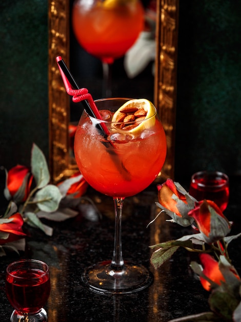 Cocktail rosso con fetta di frutta