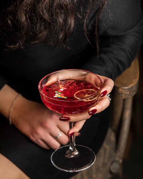 Cocktail rosso con fetta di limone