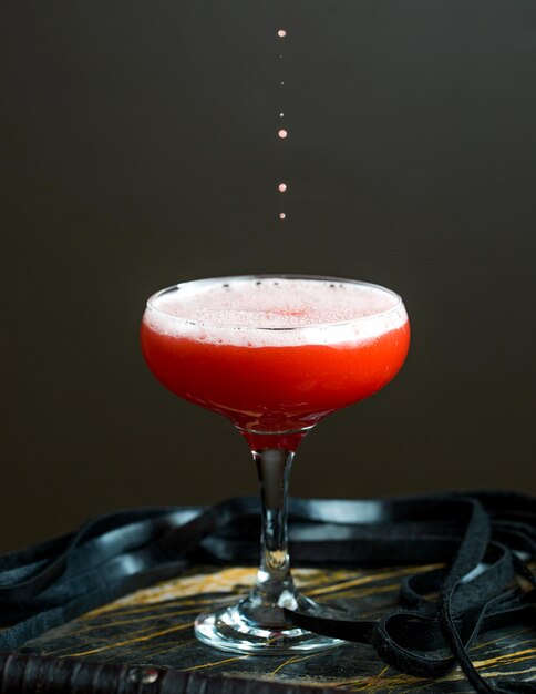 Cocktail rosso con schiuma