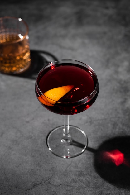 Cocktail rosso nella vista superiore della tazza