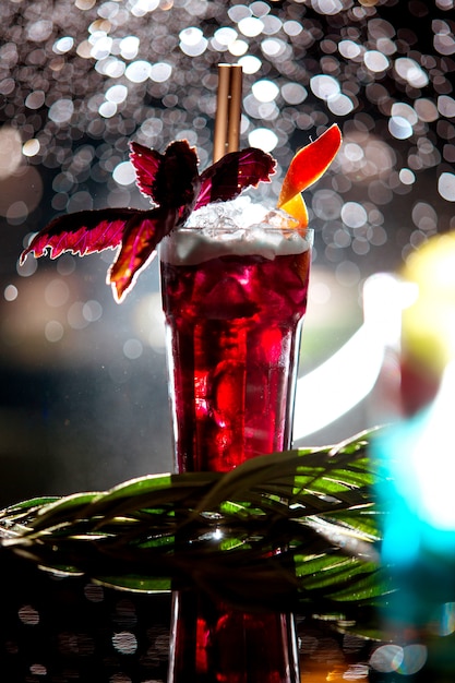 Cocktail rosso sul tavolo