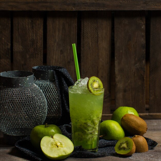 Cocktail verde del kiwi con le fette della frutta