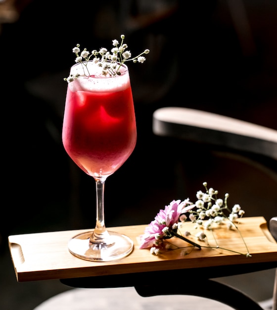 Cocktail viola guarnito con gypsophila in vetro a lunga posizione