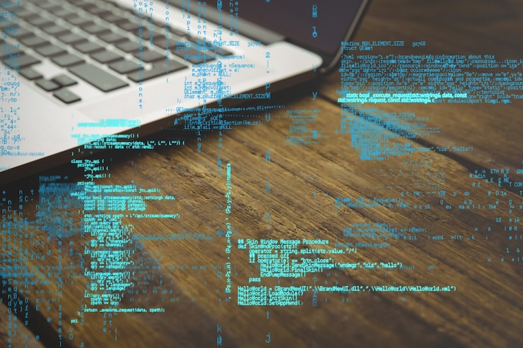 Foto gratuito codice di programmazione con sfondo laptop