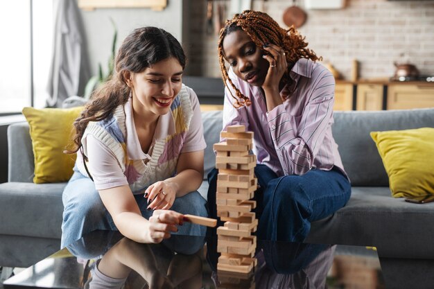 Coinquilini che trascorrono del tempo insieme