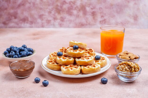 Colazione a base di carboidrati, frittelle, crepes, wafer.