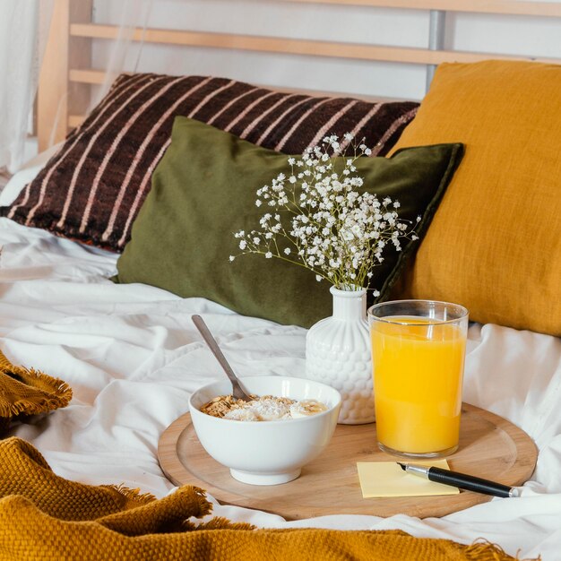 Colazione a letto con bicchiere di succo